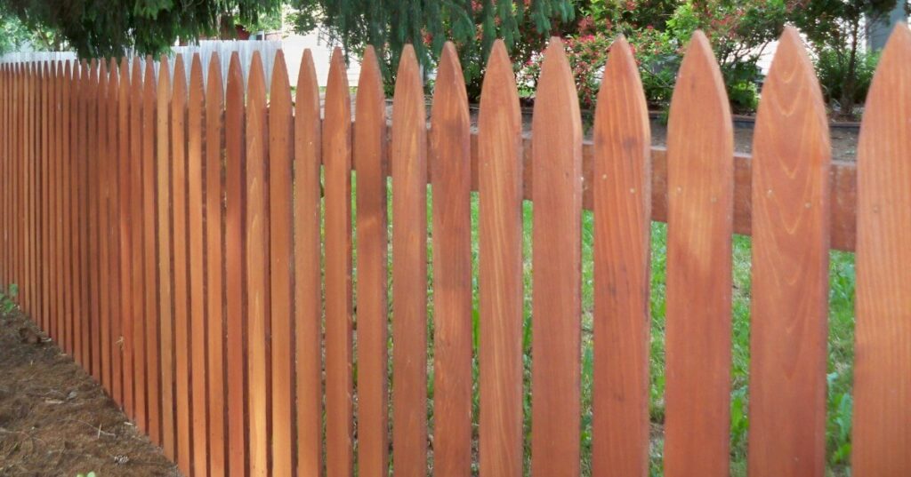 Gothic Picket With 1.5 Inch Space 1x4